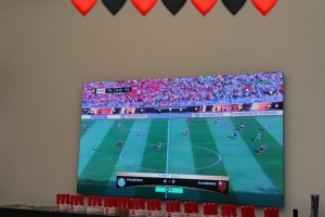 心系老东家弗拉门戈！维尼修斯晒家中观看解放者杯决赛直播照片