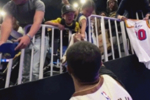 小球迷收获小佩顿签名 高呼“我爱你！今天是我人生最棒的一天”