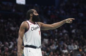 教育年轻人！内姆哈德伸手 哈登小手一抬直接拿到三罚！