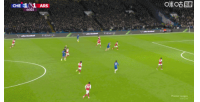 脑子短路了？斯凯利禁区内得球不解围，险些被抢断