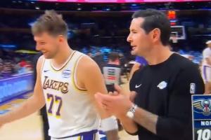 洛杉矶的宝！雷迪克暂停期间在东契奇身边鼓掌加油 后者笑容满面