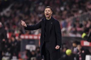 球队表现不佳，更衣室管理失衡，你觉得阿隆索该下课吗？