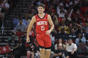 谢泼德：首发不首发对我来说无所谓 我就是上场拼并享受比赛乐趣