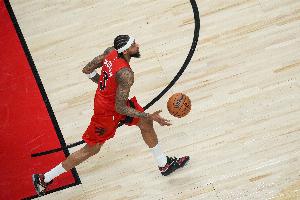 挺危险！克拉克森快下扣篮 落地勾倒英格拉姆好在无碍