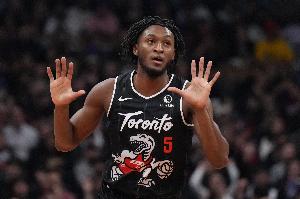 改判了！奎克利抢球出界 猛龙挑战成功