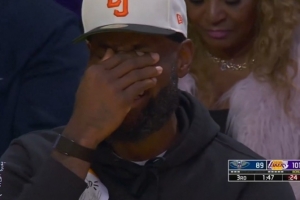 克莱伯上篮被篮筐帽了 詹姆斯在场边捂着脸笑不停