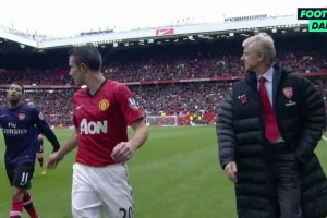 在范佩西加盟曼联后首次与阿森纳相遇时，后卫桑托斯与他交换球衣