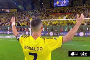 C罗点射绝杀+双响带队豪取7连胜！取胜后和球迷互动庆祝