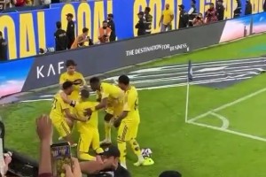 太有喜感了！队友翻过C罗，菲利克斯为C罗戴“王冠”