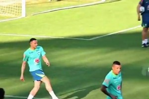 欧冠女主持这也太敢穿了吧~难怪总说国外女子性感大方