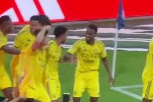 头上带了个啥C罗点射绝杀，进球后带队友跳舞庆祝