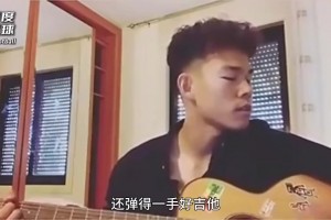 河南球迷拿着盘饺子放话：成都球迷看看这是啥，恭喜三冠王