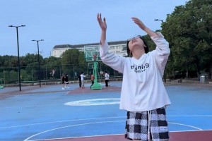 热刺摆大巴也没有！看C罗不停球直接敲开对手城门