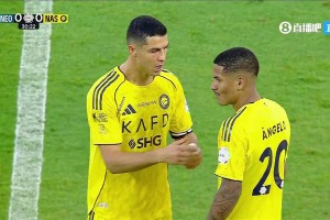 老大哥！队友犯规染黄，随后C罗悉心指导