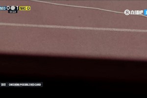 严格！罗德里肘击胜利球员被直红罚下