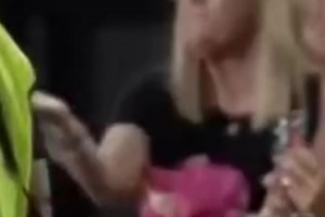 梅西把球衣送给母亲，后者送飞吻感谢