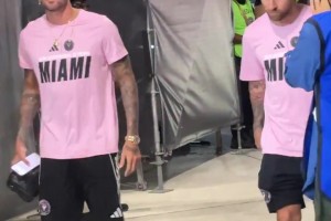 神情轻松！梅西赛前踩场时向场边球迷微笑致意~