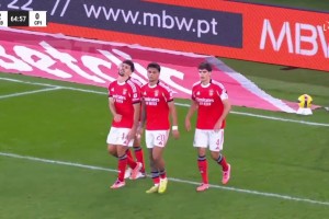 太逆天了！对手点球不进，本菲卡后卫“解围”打进自家球门！