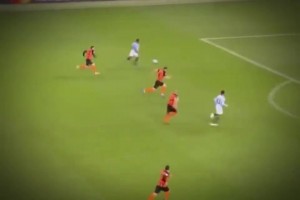 经典时刻！梅西放弃戴帽让点给格里兹曼！格子随后又抱了一下梅西