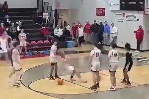 浓眉给粉丝签湖人球衣！