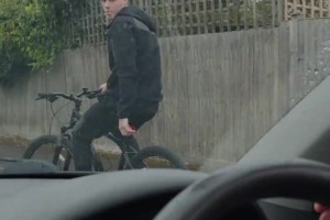 孔德抵达法国国家队报到，每次去国家队都跟走时尚秀似的~