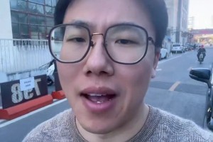 记者:哈里森被炒，会重返独行侠吗？东契奇回应:现在我专注于湖人