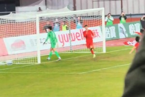 现场球迷实拍拜合拉木脚后跟破门：黑子们在哪里？