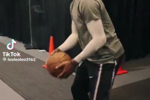 笑死！威少被这个矮篮筐整不会了，疯狂打铁