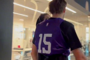 佳依：听说下周内谁要回来啦下周只打湖人 老詹会复出吗？