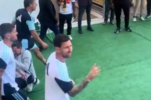 领袖气质！梅西率领阿根廷国家队出场