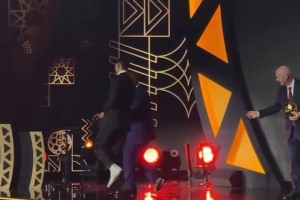 击败萨拉赫和奥斯梅恩！阿什拉夫瘸着腿上台领取非洲足球先生奖项