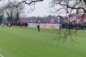 米兰德比前，300名AC米兰球迷抵达训练场为球队加油鼓气