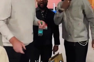 湖人爵士赛后，爵士名宿奥库带着孩子与詹姆斯合影！