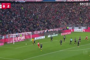 又是角球！弗赖堡角球机会曼赞比头球破门，拜仁连丢两球