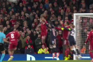 离谱送点！范戴克禁区高高举手“拦网”被判点，佩里西奇点射破门