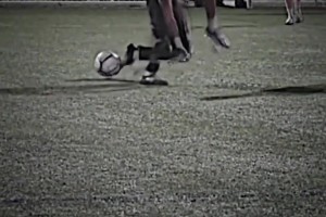 好家伙，小哥踢个业余场直接被裸绞