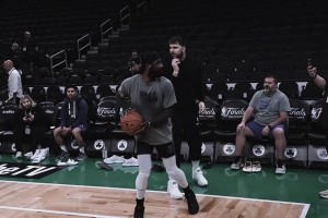 湖人全队出席了球队举办的感恩节活动！