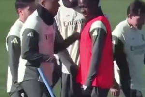 新晋舞王！姆巴佩这舞蹈把维尼修斯都逗乐了~