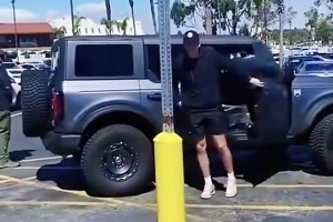 落选秀的逆袭还在继续，感受一下里夫斯在洛杉矶有多少球迷