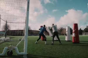 网友：切尔西正在训练他们的门将如何应对阿森纳的定位球