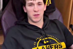 摄影师在亚马尔刚被亲吻后就对他进行拍摄，他当时拼命忍住不笑