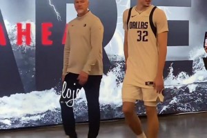 轰35分8板生涯之夜！独行侠状元弗拉格赛后一路笑着离开球馆~