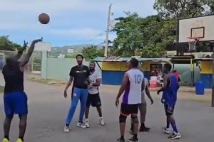 这单手持球姿势，让人怀疑乔丹去非洲打球了