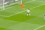 蓝军丝滑反击，从门将到进球只需四脚传递