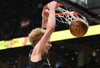 行云流水！巴恩斯送不看人妙传迪克起飞空接暴扣再度打停篮网